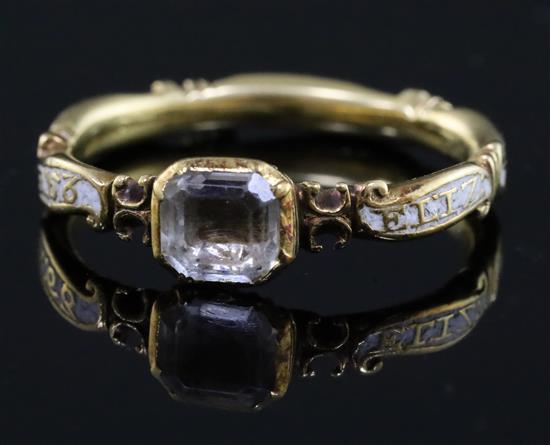 A George II gold, white enamel and rock crystal set mourning ring, size N.